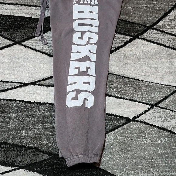 VINTAGE VS PINK 2012 NEBRASKA HUSKERS RED SHINE FLEECE JOGGERS 5TH & OCEAN XS - Picture 3 of 12
